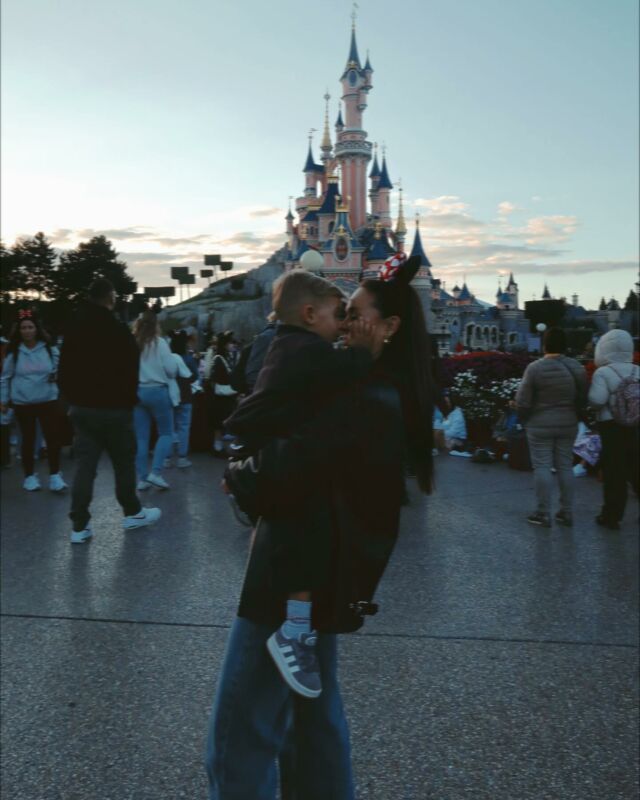 Camera roll Disney 🎞️ 🏰 🐭🪄
Se souvenir de ces moments pour toujours 🧡
3 jours remplis de magie 🪄✨ Voir Loann les étoiles dans les yeux, il n’y a rien de plus beau 🤍