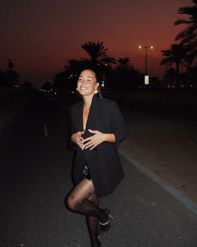 La saison des collants est bien là 🥹🖤 @tezenisofficial 
Il est pas trop mim’s avec les petits noeuds ? 🎀 
Il ira bien aussi pour mes tenues de fêtes 🙈 ✨ 
 🎄 

*publicite